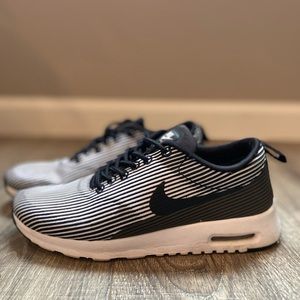 NIKE air max. Size 6